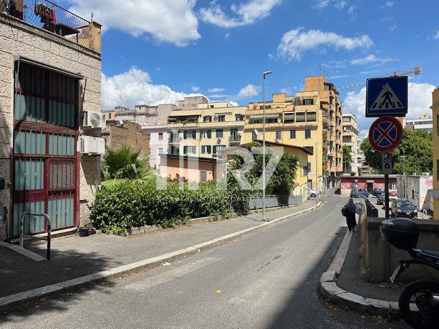 TORPIGNATTARA VENDITA NEGOZIO CON VETRINA SU STRADA 1